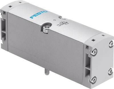 Silberner pneumatischer Zylinder von Festo mit blauer Aufschrift. Rechteckige Form, mehrere Schrauben, mechanische Verbindungsstelle.