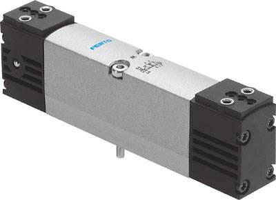Pneumatischer Zylinder mit schwarzer Kappe an beiden Enden. Gehäuse aus Metall, zylindrische Form.