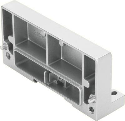 Metallisches Bauteil in Silber mit mehreren Öffnungen, Schraubenlöchern an den Seiten, vermutlich für technische Anwendungen oder Maschinenbefestigung.