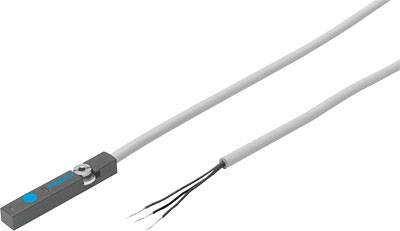Ein grauer Magnetsensor mit Kabel und offenen Enden. Der Sensor hat ein Befestigungselement und eine kleine blaue Markierung.