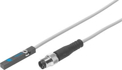 Sensor mit Kabel und Anschlussstecker. Der Sensor ist rechteckig und klein, das Kabel ist lang und endet in einem runden Metallstecker.