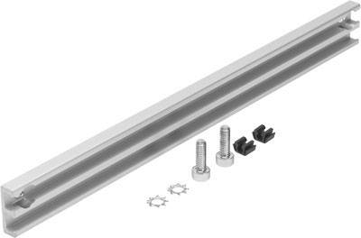Metallische Linearführungsschiene mit zwei Schrauben und kleinen Kunststoffteilen, vermutlich für den technischen Einsatz.