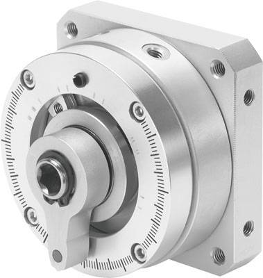 Ein silbernes Industriegetriebe mit rotierendem Mechanismus und Skala zur Positionierung auf einer quadratischen Basis montiert.