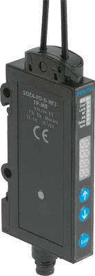 Ein rechteckiger Sensor mit zwei Tasten, LEDs für Statusanzeigen und einem Kabel, CE-Zeichen sichtbar. Hauptsächlich in der Industrieautomation verwendet.