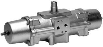 Ein silberner hydraulischer Zylinder mit mehreren Ventilanschlüssen und Hebel oben, verwendet für industrielle Anwendungen.