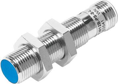Ein zylindrischer Sensor mit einem blauen Ende und zwei sechseckigen Muttern, die am Gehäuse befestigt sind.