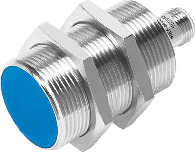 Zylindrischer, silberner Sensor mit blau gefärbter Front und Gewinde. Geeignet für industrielle Anwendungen zur Abstandserkennung.