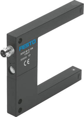 Ein schwarzer C-förmiger Lichtschranken-Sensor von Festo mit einem Stecker an der Oberseite und blauen Markierungen. Modellnummer 'SOOF-M-FL-SM-500-P'.
