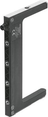 Ein schwarzer Sensor in U-Form mit Befestigungsschrauben und einem elektrischen Anschluss oben. Geeignet für industrielle Anwendungen.