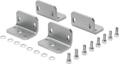 Metallwinkel mit Löchern, Schrauben und Unterlegscheiben. Set bestehend aus vier Winkeln, sieben Schrauben und 14 Unterlegscheiben.