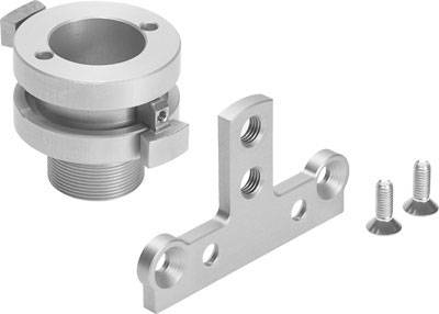 Ein silbernes Metallteil mit Flansch, Gewinde und Bohrungen. Daneben liegt eine Halterung mit Löchern sowie zwei Schrauben.