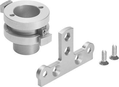 Metallteile: Ein zylindrisches, verschraubbares Bauteil neben einer mehrachsigen Halterung mit zwei Schrauben.
