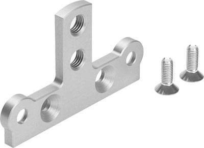 Metallische Halterung mit drei Gewindebohrungen und zwei Schrauben rechts daneben.