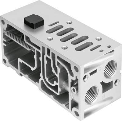 Metallblock mit komplexen Hohlräumen und Öffnungen; möglicherweise Teil eines technischen Geräts oder einer Maschine.