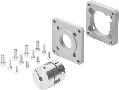 Metallteile eines Kupplungssets: Zwei quadratische Flansche, eine zylindrische Kupplung und mehrere Schrauben zur mechanischen Verbindung.