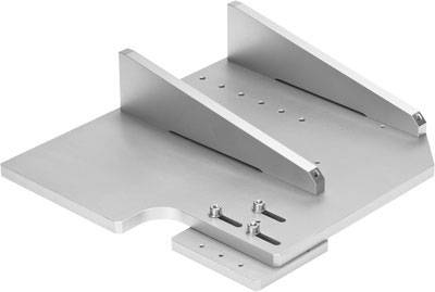 Metallplatte mit zwei aufrechten Schienen und mehreren Schraubenlöchern, wahrscheinlich Teil einer industriellen Montagevorrichtung.