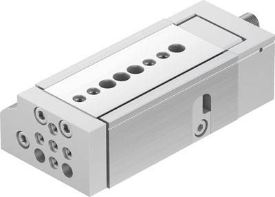 Ein rechteckiger Pneumatikzylinder aus Metall mit mehreren Befestigungslöchern und einem Kolben, der nach oben herausragt.