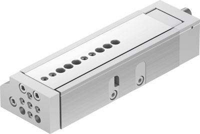 Ein silbernes, rechteckiges mechanisches Bauteil mit mehreren Bohrungen. Geeignet für industrielle Anwendungen oder Maschinenbau.