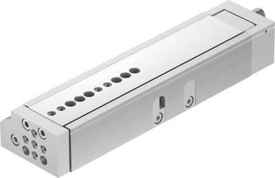 Ein silberner linearer Pneumatikzylinder mit mehreren Anschlussöffnungen, geeignet für industrielle Anwendungen.