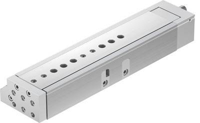 Metallischer lineare Führungsschlitten, rechteckig, mit mehreren Befestigungslöchern und abgerundeten Ecken. Geeignet für Maschinenbauanwendungen.