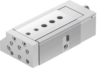 Ein silberner pneumatischer Zylinderblock mit mehreren Anschlussöffnungen und rechteckiger Form. Wird für mechanische Bewegungen verwendet.
