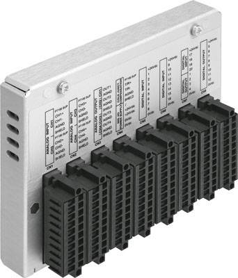 Ein Steckmodul mit mehreren anschließbaren Kanälen und detaillierten Beschriftungen zur elektronischen Verbindung und Steuerung.