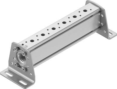 Metallobjekt mit Löchern auf der Oberseite, befestigt auf zwei flachen Füßen. Mögliche Verwendung als Befestigungskonsole.