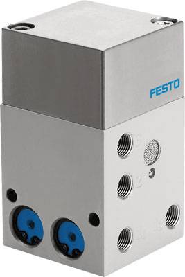 Metallisches Ventil mit mehreren Anschlüssen und blauen Abdeckungen. Aufschrift 'Festo' an der Seite. Verwendet in industriellen Anwendungen.