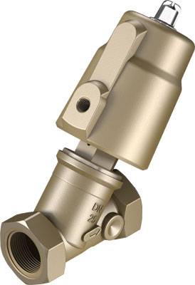 Ein schräg montiertes, metallisches Ventil mit Gehäuse und Hebel. Geeignet für Rohrleitungssysteme zur Regelung des Flüssigkeitsflusses.