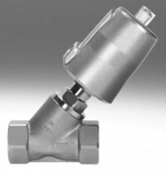 Ein silbernes, angewinkeltes Ventil, das in eine Rohleitung eingebaut wird. Es scheint aus Metall und für industrielle Anwendungen geeignet zu sein.