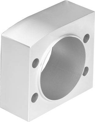 Metallischer Block mit runder Öffnung in der Mitte und vier Löchern an den Ecken, möglicherweise ein mechanisches Bauteil.