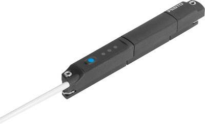 Ein schwarzer, länglicher Sensor mit einem blauen Punkt und Kabel, vermutlich ein Pneumatik- oder Elektromodul von Festo.