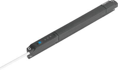 Ein schlanker, schwarzer rechteckiger Gegenstand mit einem blauen Knopf und einem weißen Kabel am Ende, möglicherweise ein technisches Gerät.