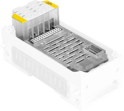 Transparente elektronische Komponente mit mehreren Steckverbindungen und gelbem Aufdruck, auf einem weißen Hintergrund platziert.
