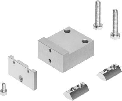 Ein silbernes Metall-Montageset bestehend aus einem Block, einer Platte, zwei Winkeln und drei Schrauben. Geeignet für Maschinenbau.