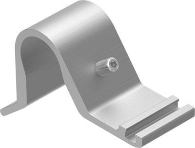 Metallische Halterung in Form eines gebogenen Bügels mit Schraube. Verwendung für die Befestigung von Solarmodulen auf Dächern.