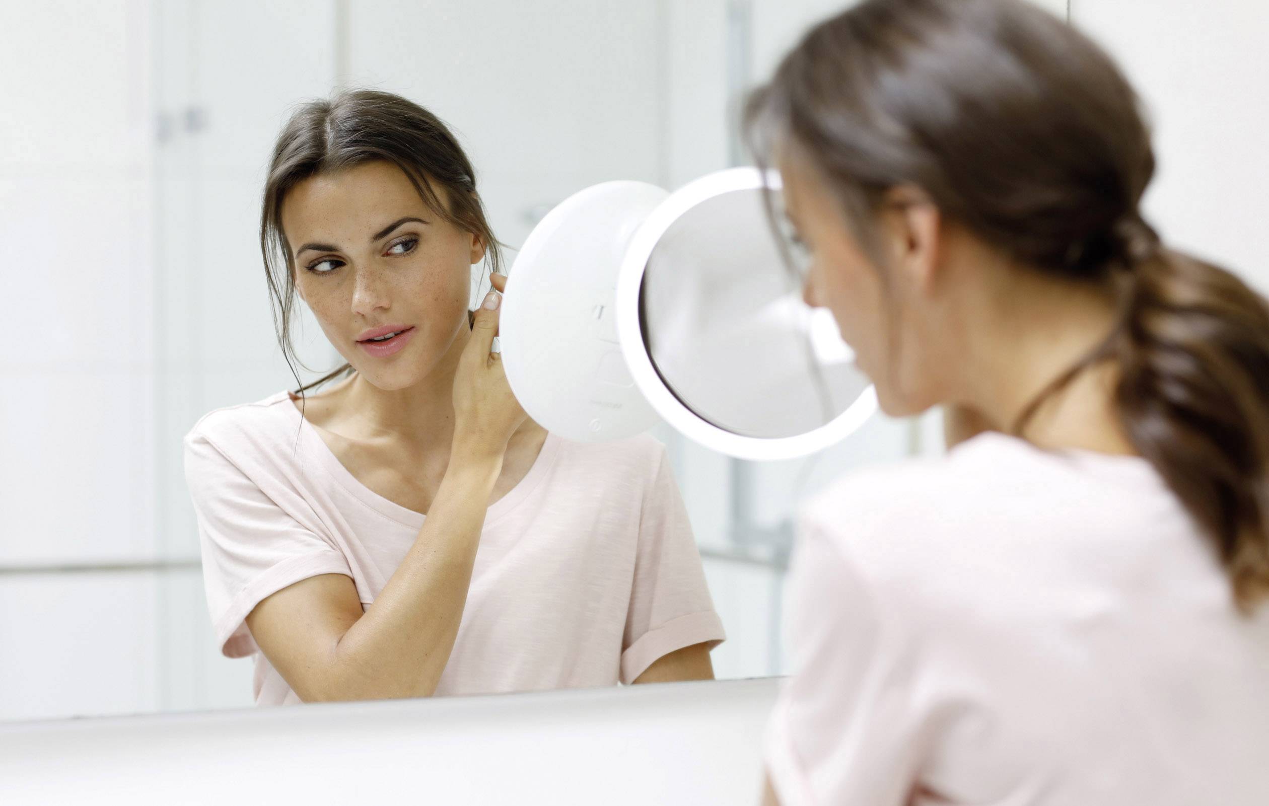 Medisana 88558CM 850 LED-Wandspiegel mit LED-Beleuchtung, schwenkbar Weiß