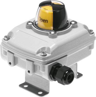 Ein elektrischer Stellantrieb mit einem orangefarbenen Hebel, der das Wort 'Open' zeigt, montiert in einem Metallgehäuse.