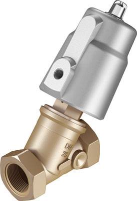 Ein Schrägsitzventil aus Metall, bestehend aus einem kupferfarbenen Körper und einem silbernen Gehäuse oben, dient zur Steuerung von Flüssigkeits- oder Gasfluss.