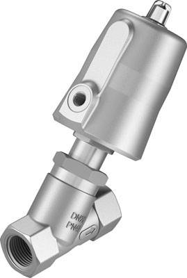 Ein Schrägsitzventil aus Metall, das häufig in Rohrleitungssystemen verwendet wird, um den Durchfluss zu steuern oder abzusperren.
