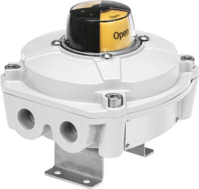 Weiß-schwarzer elektrischer Schalter, zylindrische Form, mit gelbem Bereich beschriftet 'Open', montiert auf metallener Halterung.