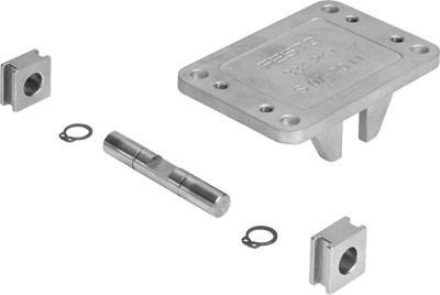 Metallteile eines Maschinenbausets, bestehend aus einer rechteckigen Platte, einem zylindrischen Stift und vier kleineren Befestigungselementen.