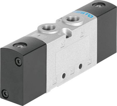 Ein pneumatisches Ventil mit drei Anschlüssen und blauem Markenlogo. Hauptsächlich aus Metall mit schwarzen Endkappen.