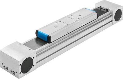 Linearantrieb mit blauem Gleitstück, montiert auf einem silbernen Rahmen. Mechanismus zur Bewegungskontrolle in Maschinenbauanwendungen.