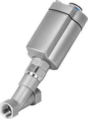 Ein schrägsitziges Prozessventil aus Metall mit elektrischem Antrieb, verwendet in industriellen Rohrleitungssystemen zur Steuerung des Durchflusses.