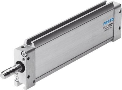Ein pneumatischer Zylinder von Festo mit einem robusten Metallgehäuse, oft in industriellen Anwendungen zur Steuerung von Bewegungen verwendet.