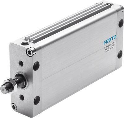 Pneumatischer Zylinder von Festo, seitlich abgebildet. Silber, rechteckig, mit blauer Firmenaufschrift. Verwendet in Maschinenbau und Automation.
