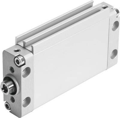 Ein rechteckiger, silberner pneumatischer Zylinder mit mehreren Anschlussöffnungen. Er dient zur linearen Bewegung in industriellen Anwendungen.