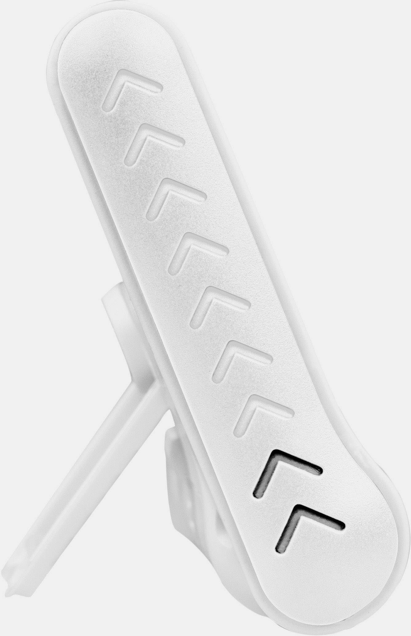 Ein weißer Standfuß mit mehreren diagonalen Schlitzen. Geeignet zur Belüftung oder Stabilisierung eines Geräts.