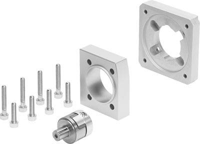 Ein Satz von Montageteilen: eine quadratische Metallhalterung, eine zylindrische Klemme und mehrere Schrauben.